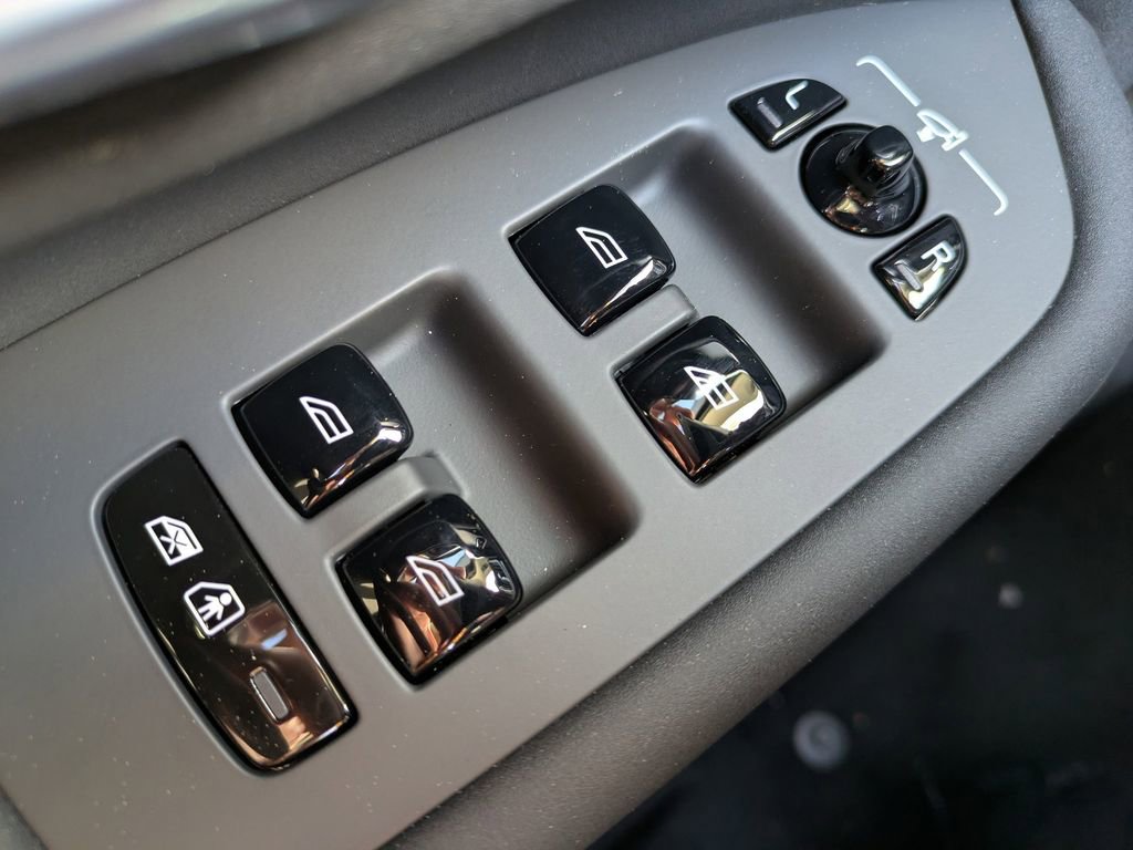 New 2026 Volvo XC90 B6 Plus w/ Protection Package Premier image 23