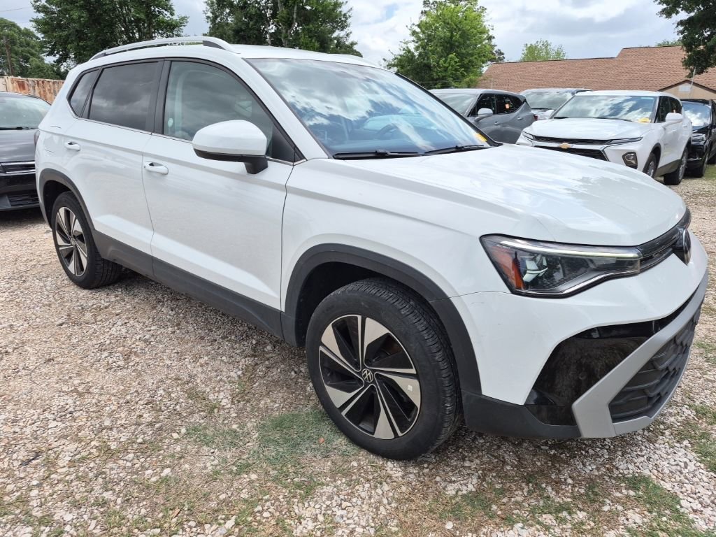 Used 2025 Volkswagen Taos SE AWD/4WD image 4
