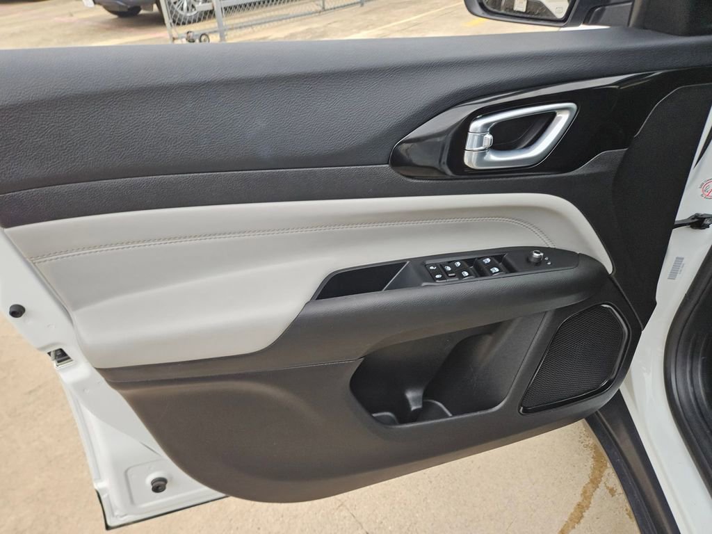 Used 2025 Jeep Compass Limited image 14