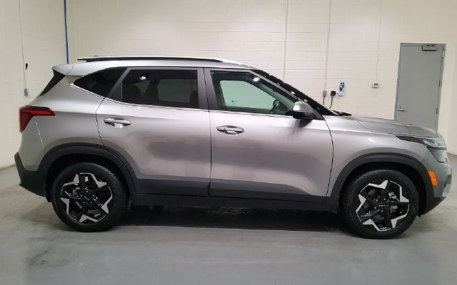 Used 2025 Kia Seltos EX w/ EX Sunroof Package FWD image 11
