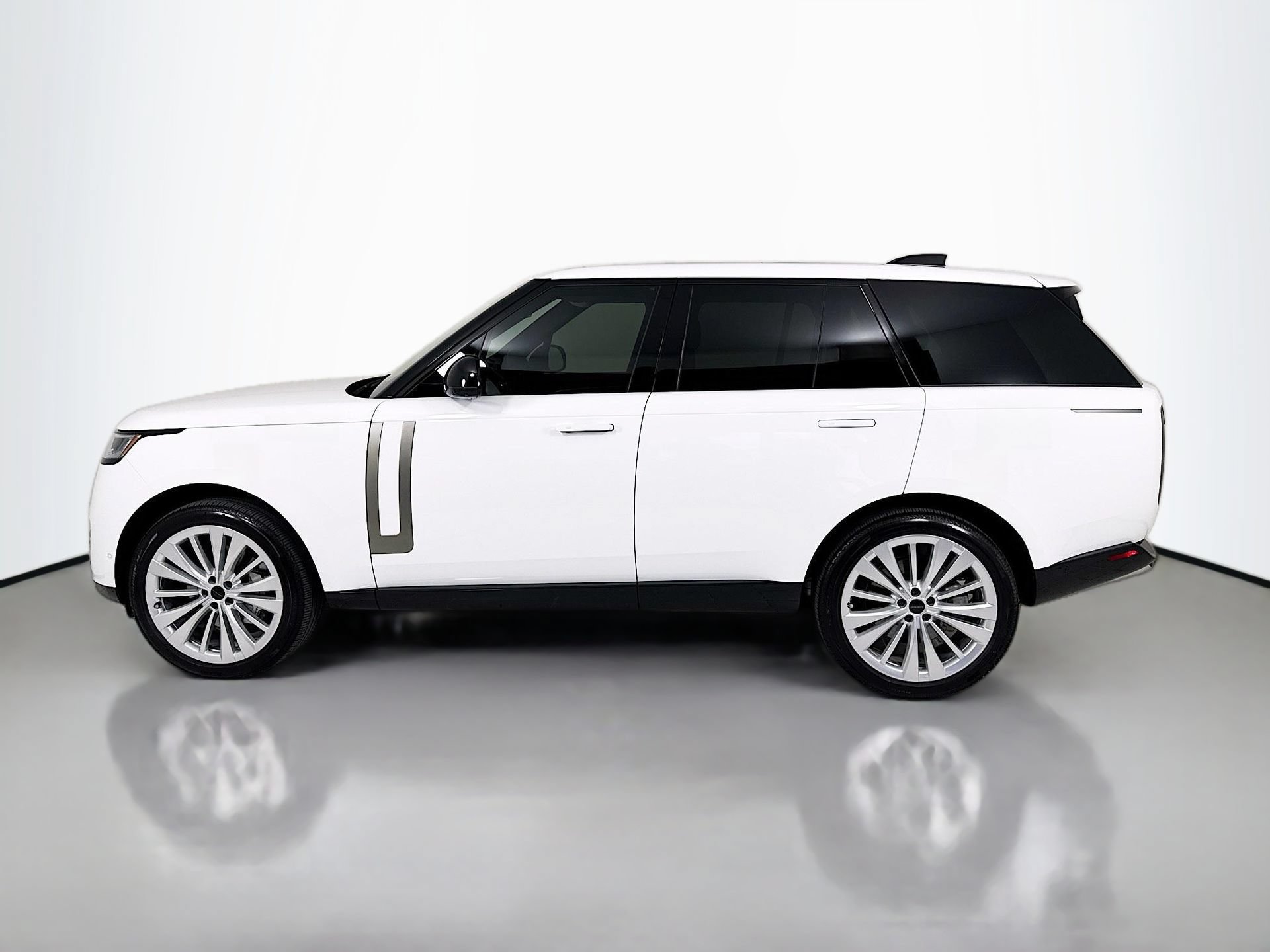 Used 2025 Land Rover Range Rover SE AWD/4WD image 4