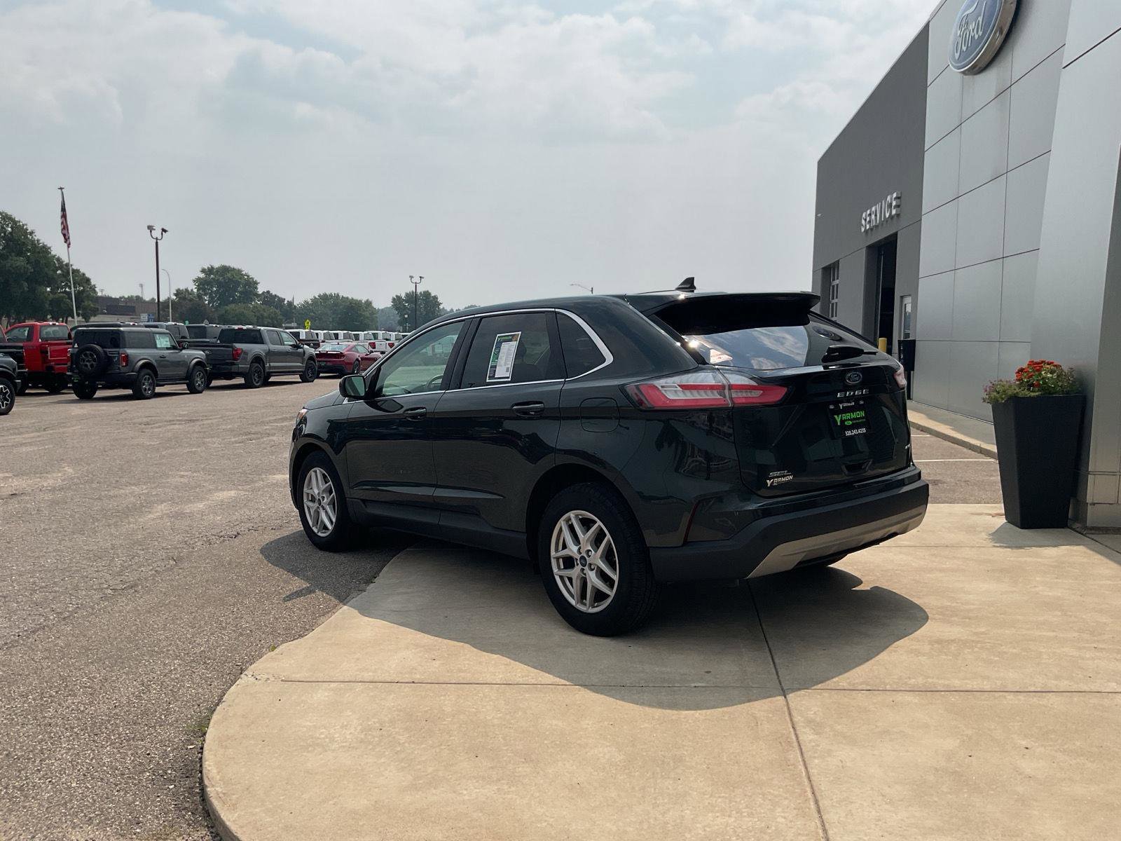 Used 2022 Ford Edge SEL image 3