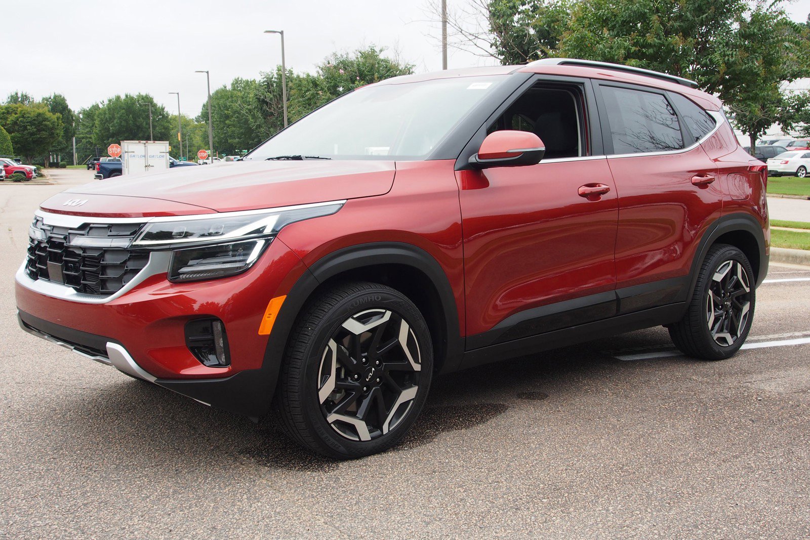 Used 2025 Kia Seltos SX w/ SX Sunroof Package image 3