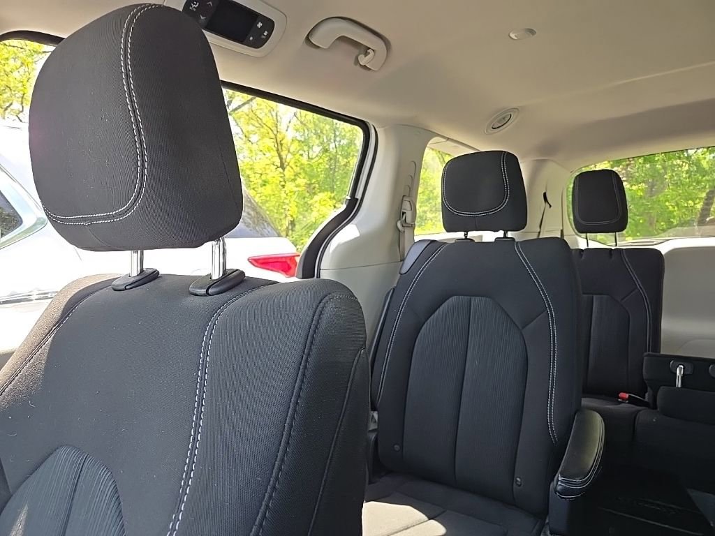 Used 2022 Chrysler Voyager LX FWD image 21