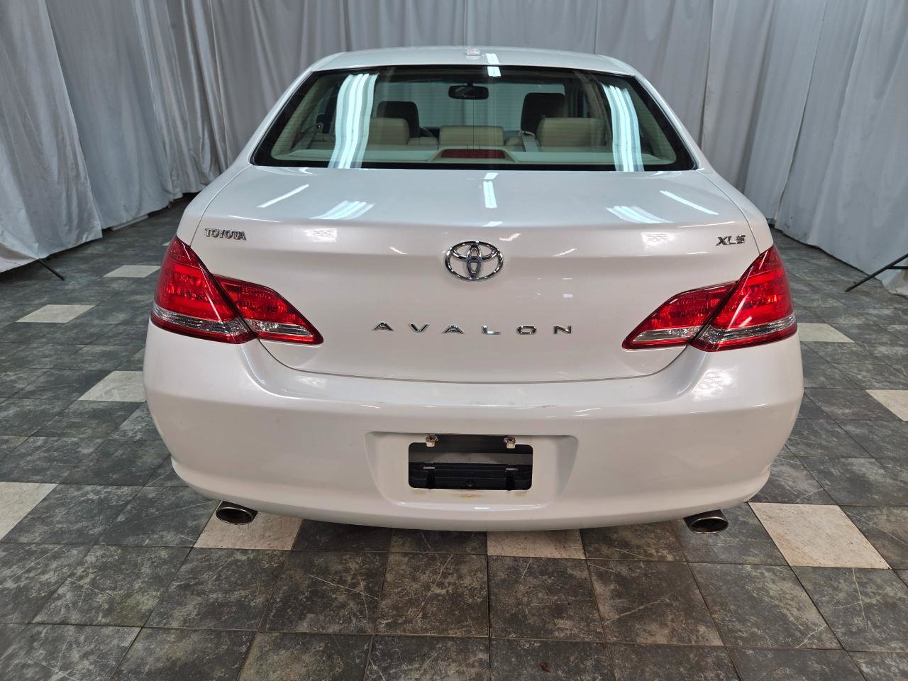 Used 2010 Toyota Avalon XLS FWD image 4