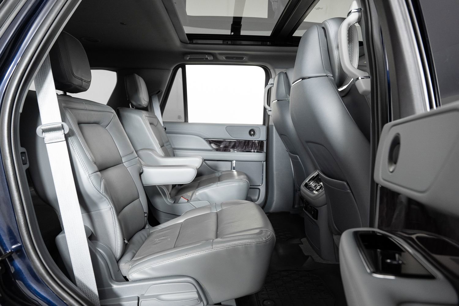 Used 2021 Lincoln Navigator Reserve w/ Cargo Convenience Package image 26