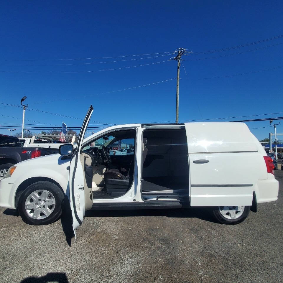 Used 2014 RAM C/V Tradesman image 9