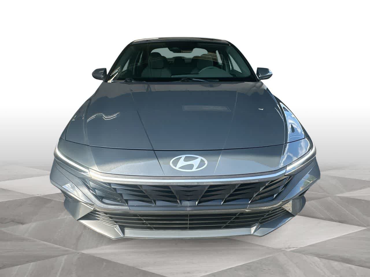 Used 2025 Hyundai Elantra SE FWD image 3