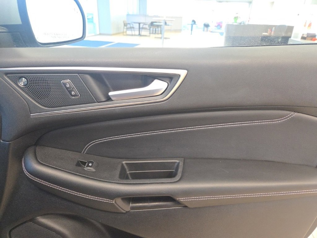 Used 2024 Ford Edge Titanium image 19