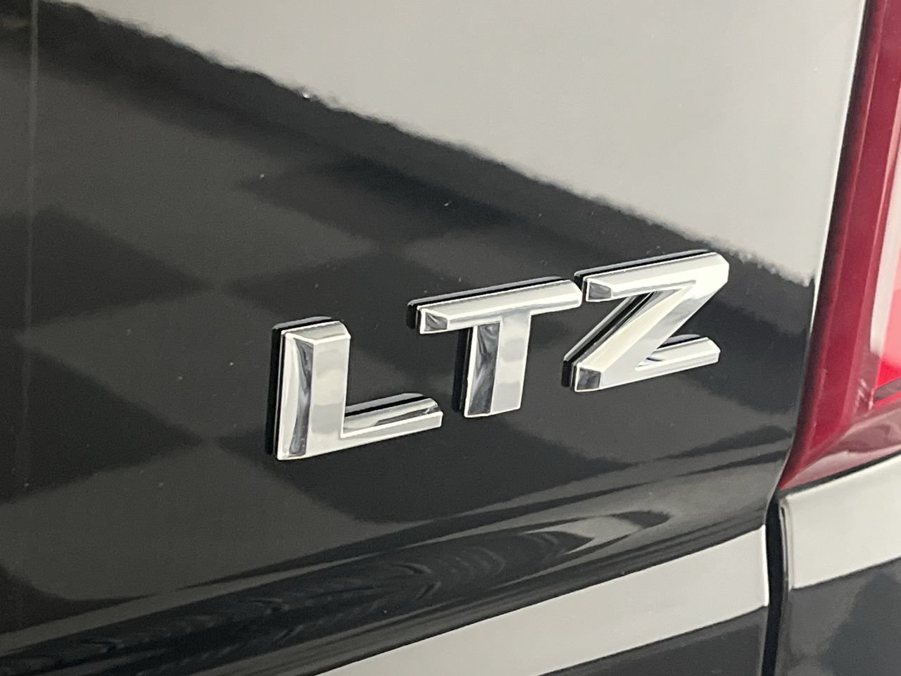 Certified 2024 Chevrolet Silverado 1500 LTZ AWD/4WD image 36