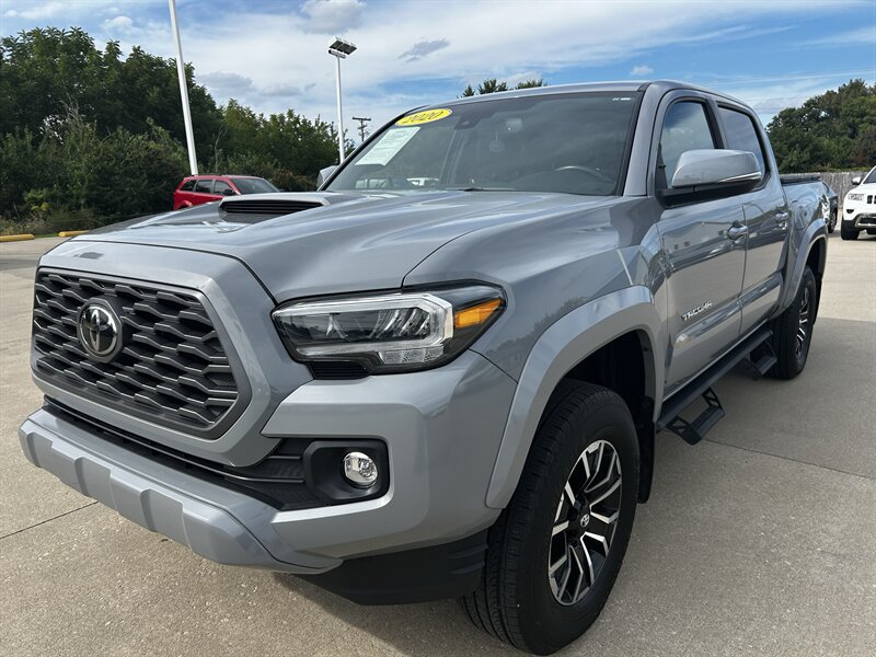 Used 2020 Toyota Tacoma TRD Sport w/ TRD Premium Sport Package AWD/4WD image 7