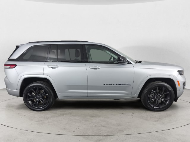 Used 2023 Jeep Grand Cherokee 30th Anniversary AWD/4WD image 4