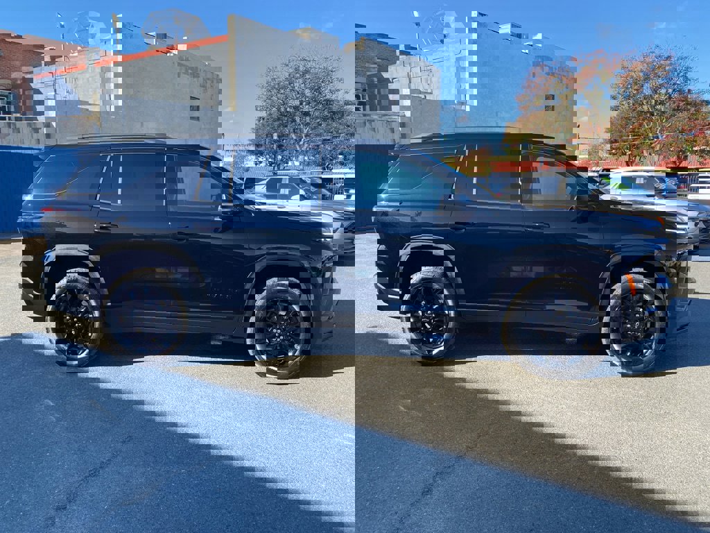 New 2026 Chevrolet Traverse LT w/ Midnight/Sport Edition image 5