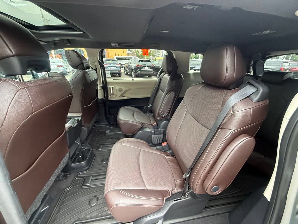 Used 2024 Toyota Sienna Platinum AWD/4WD image 18