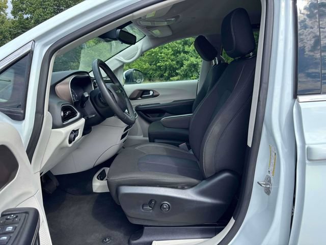 Used 2023 Chrysler Voyager LX FWD image 3