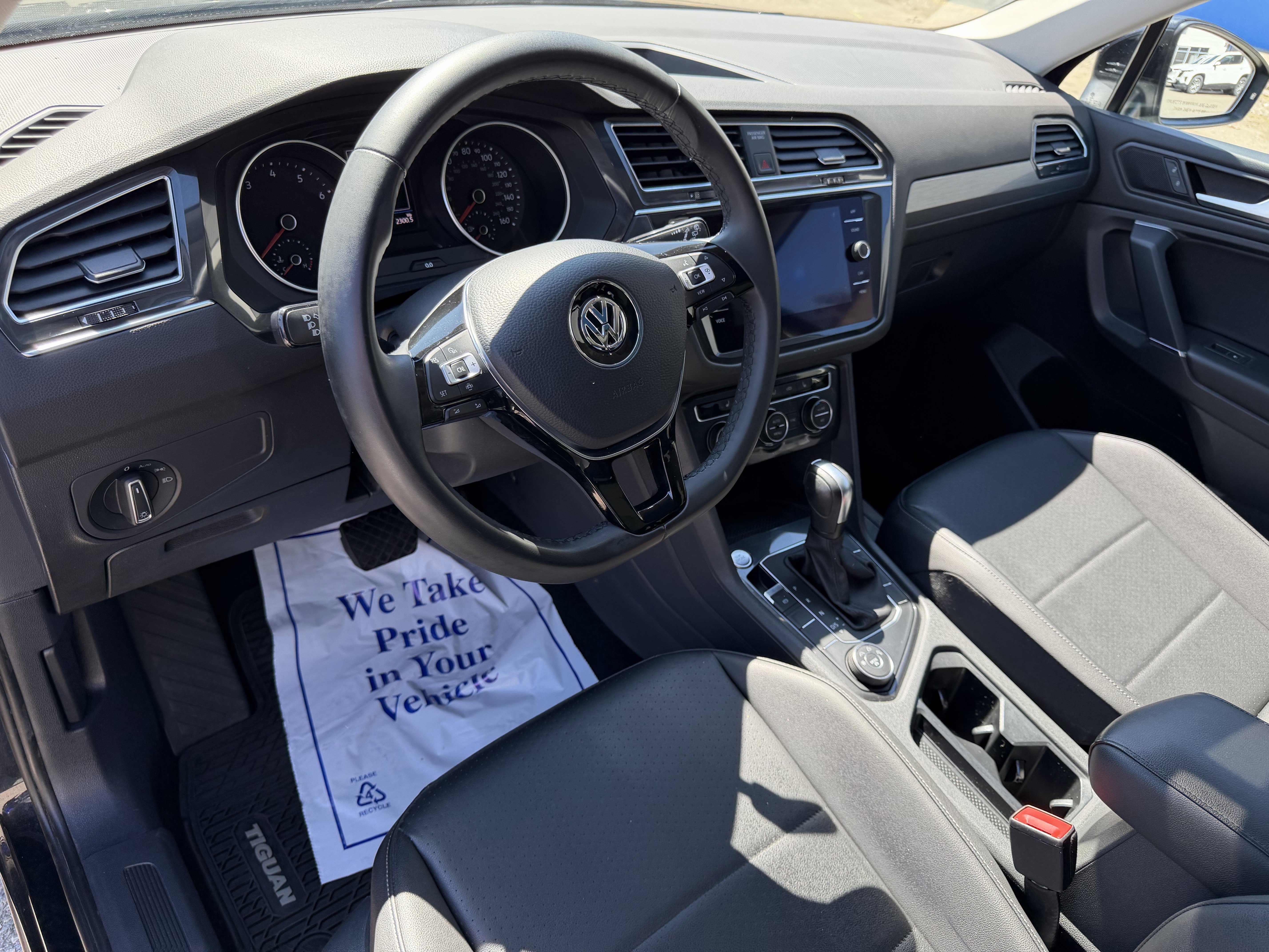 Used 2020 Volkswagen Tiguan SE w/ Panoramic Sunroof Package image 14