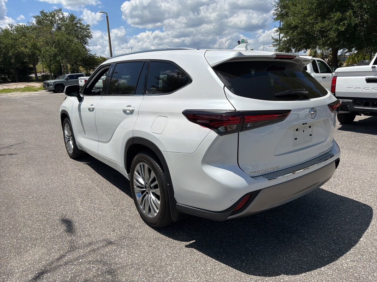 Used 2025 Toyota Highlander Platinum AWD/4WD image 3