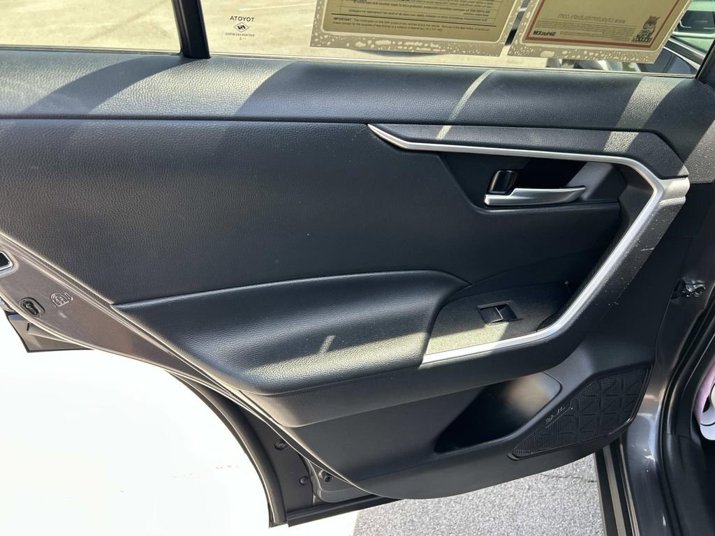 Used 2022 Toyota RAV4 XLE AWD/4WD image 21