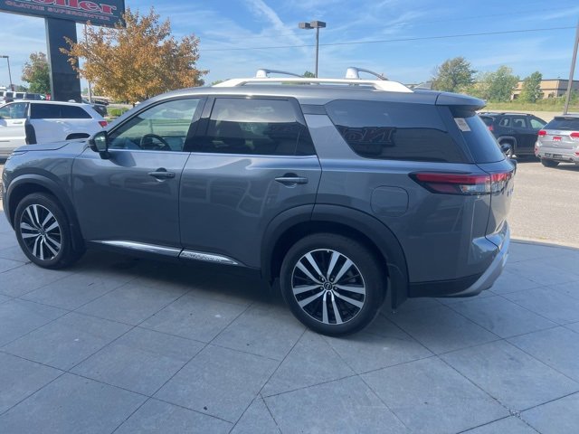 Used 2024 Nissan Pathfinder Platinum w/ Cargo Package image 10
