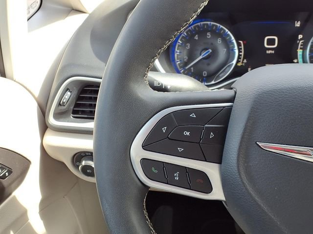Used 2024 Chrysler Pacifica Touring-L FWD image 11