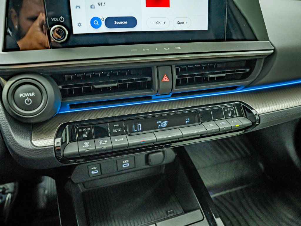 Used 2024 Toyota Prius XLE FWD image 27