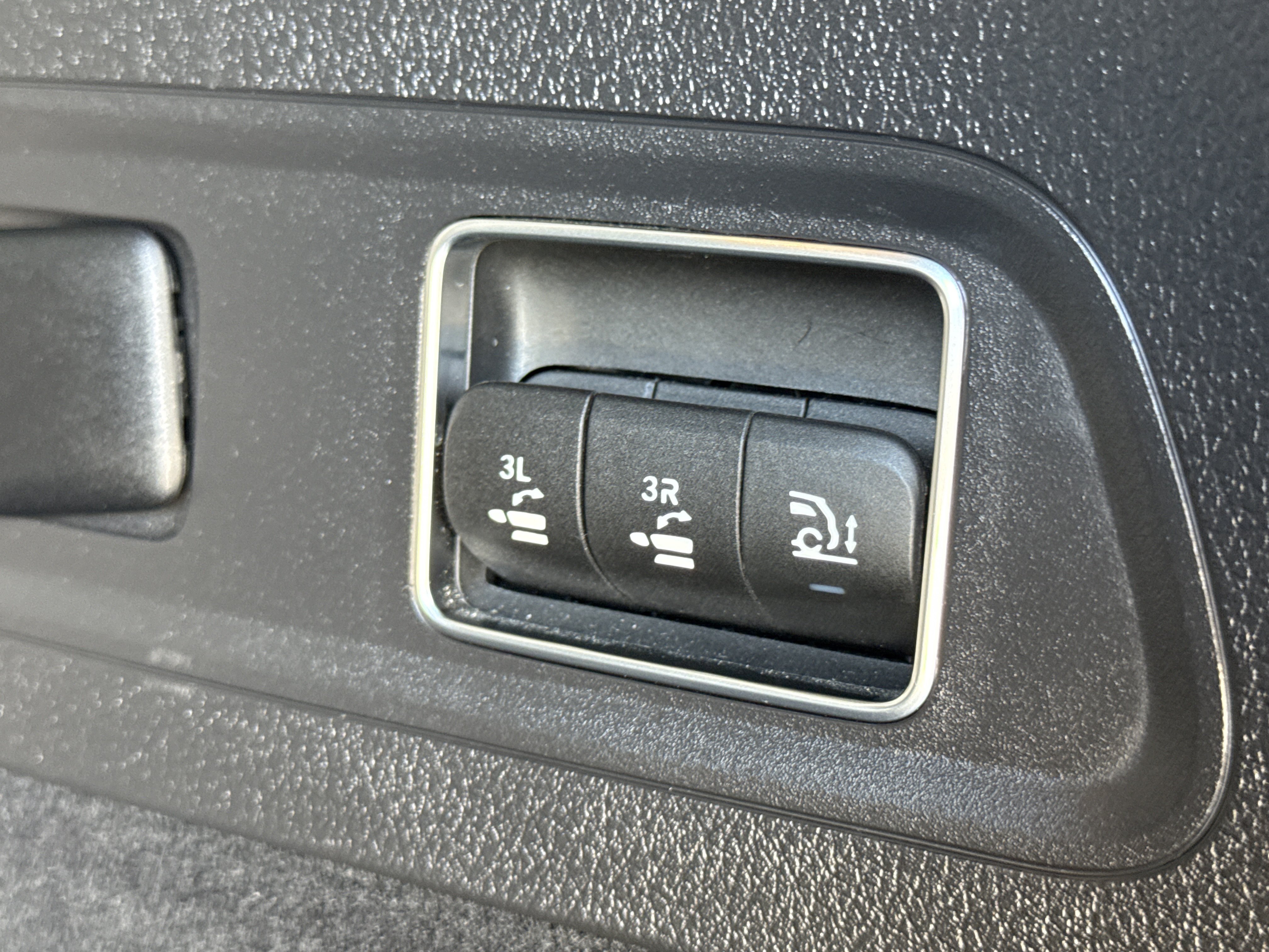 Used 2025 Mercedes-Benz GLS 450 4MATIC image 12