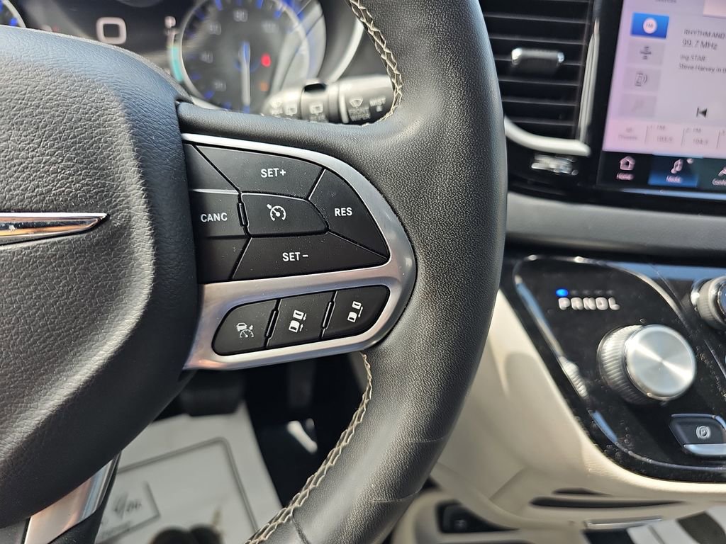 Used 2023 Chrysler Pacifica Touring-L image 23