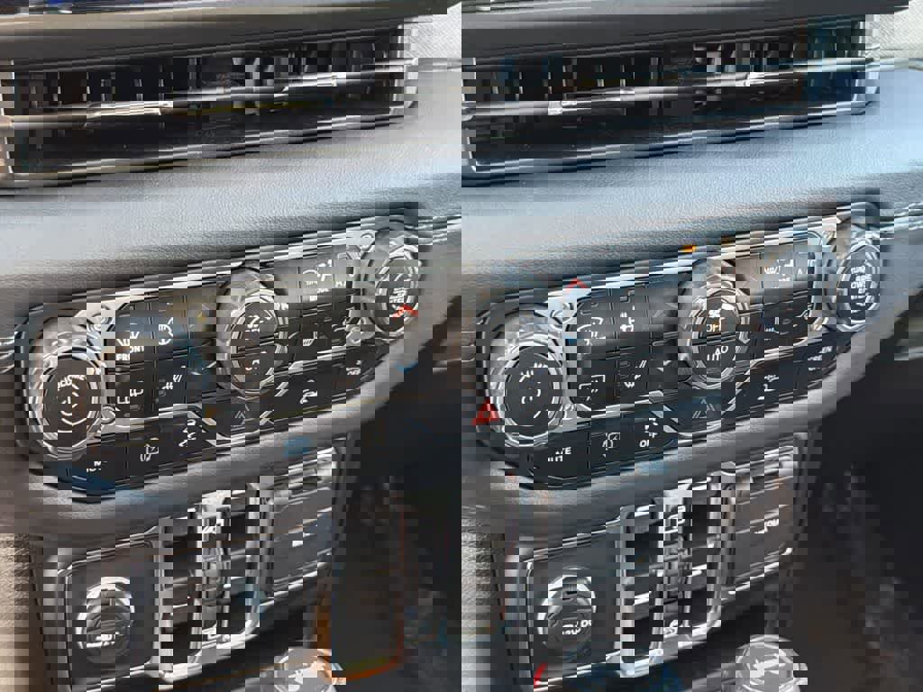 Used 2025 Jeep Wrangler Sahara image 16