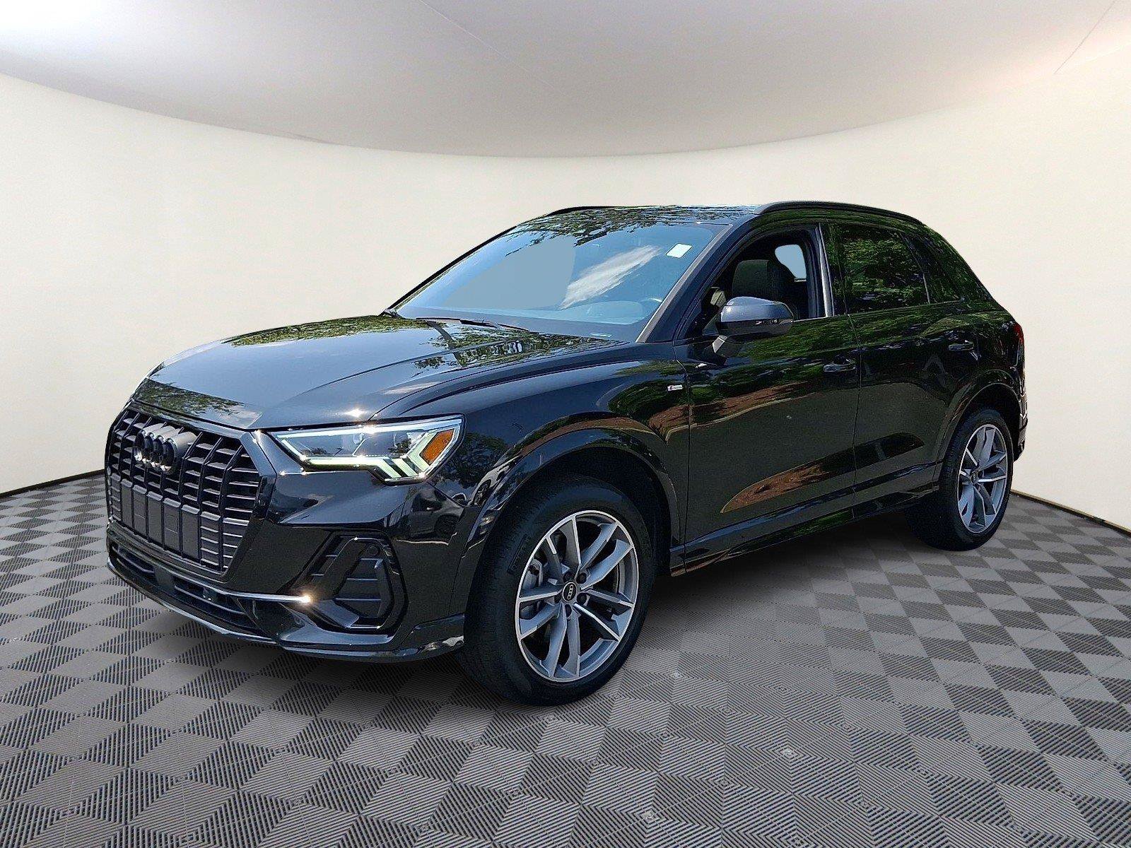 Used 2024 Audi Q3 2.0T Premium w/ Convenience Package AWD/4WD image 3