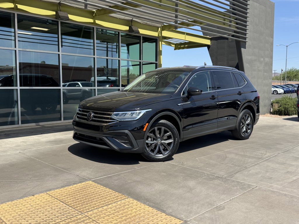 Used 2023 Volkswagen Tiguan SE image 1