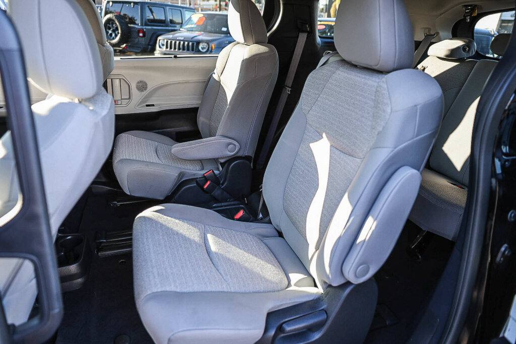 Used 2025 Toyota Sienna LE FWD image 7