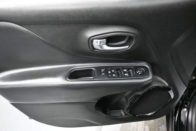 Used 2018 Jeep Renegade Altitude w/ UConnect 8.4 Nav Group AWD/4WD image 13