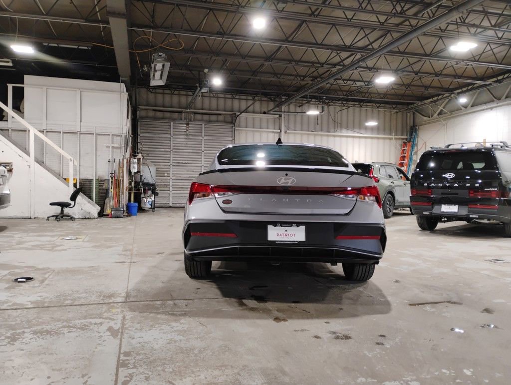 Used 2025 Hyundai Elantra Sport image 4