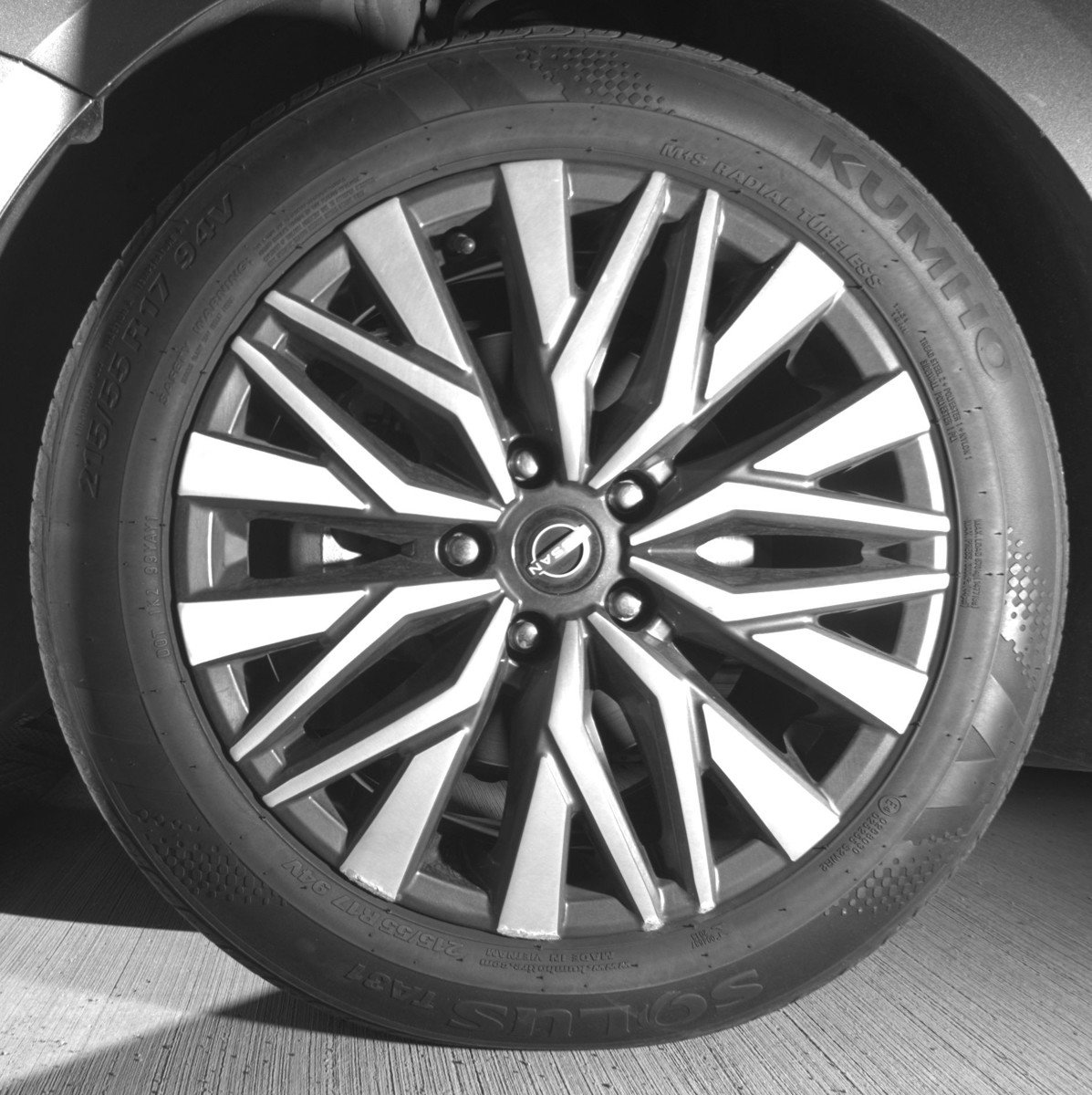 Used 2025 Nissan Altima 2.5 SV FWD image 12