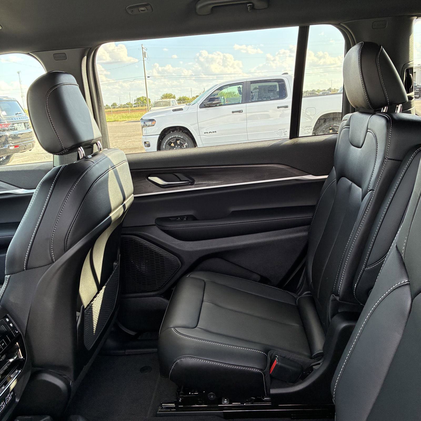 New 2025 Jeep Grand Cherokee L Limited w/ Black Appearance Package image 7