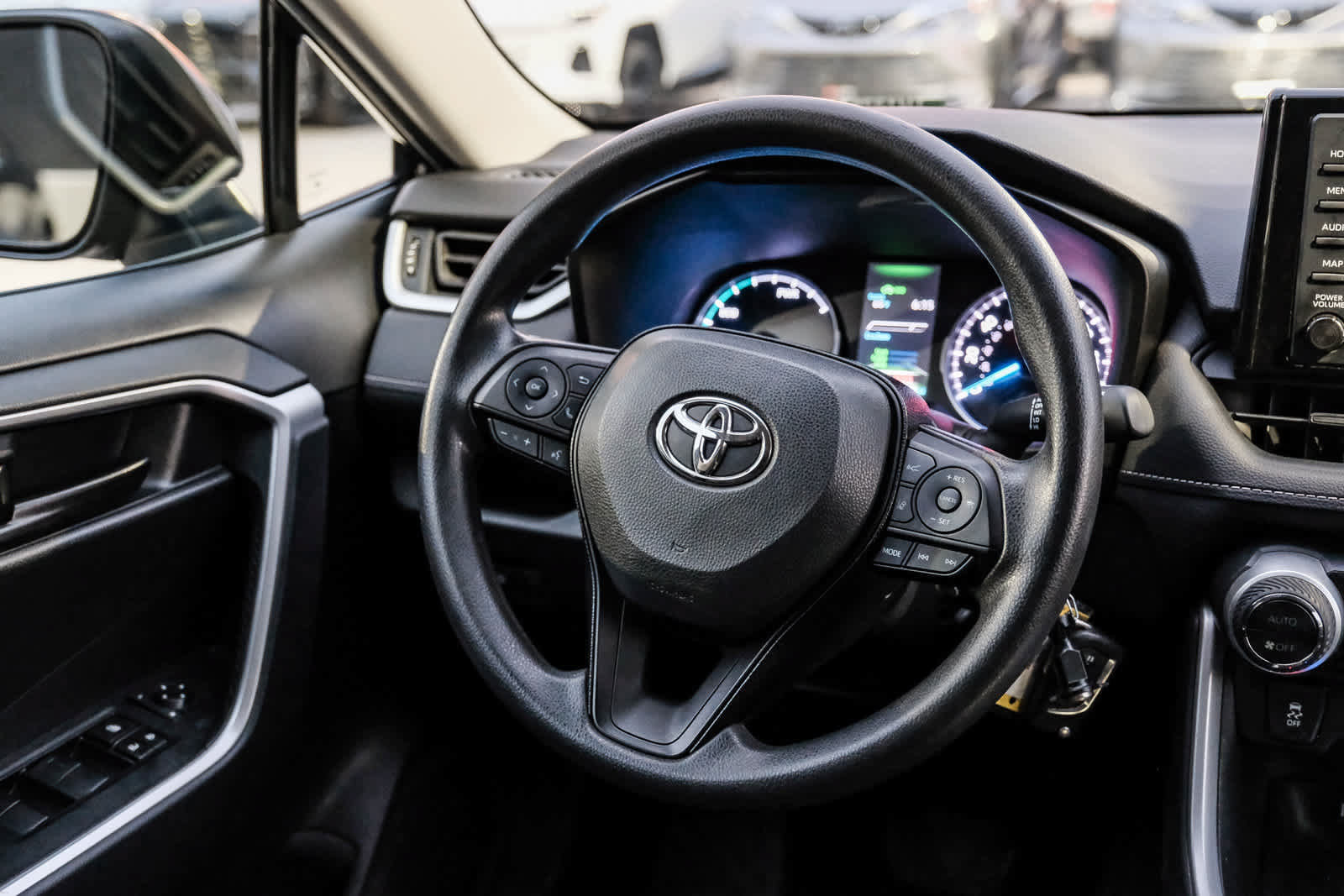 Used 2021 Toyota RAV4 LE w/ Carpet Mat Package (TMS) AWD/4WD image 17