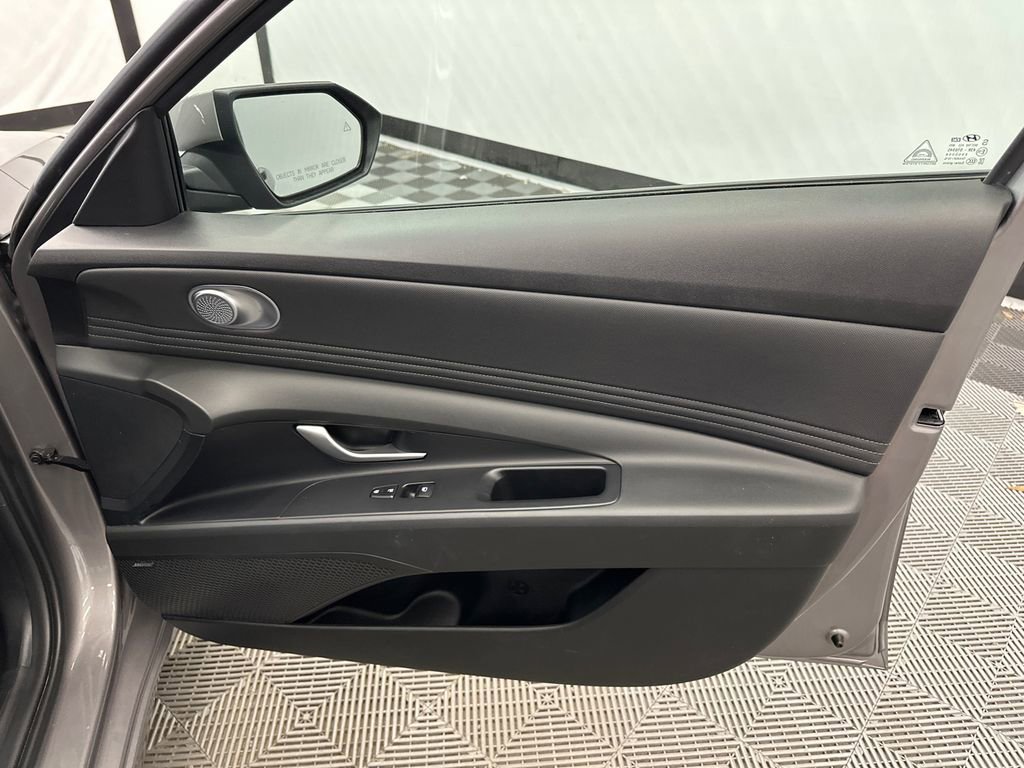 Used 2023 Hyundai Elantra Limited w/ Cargo Package FWD image 16