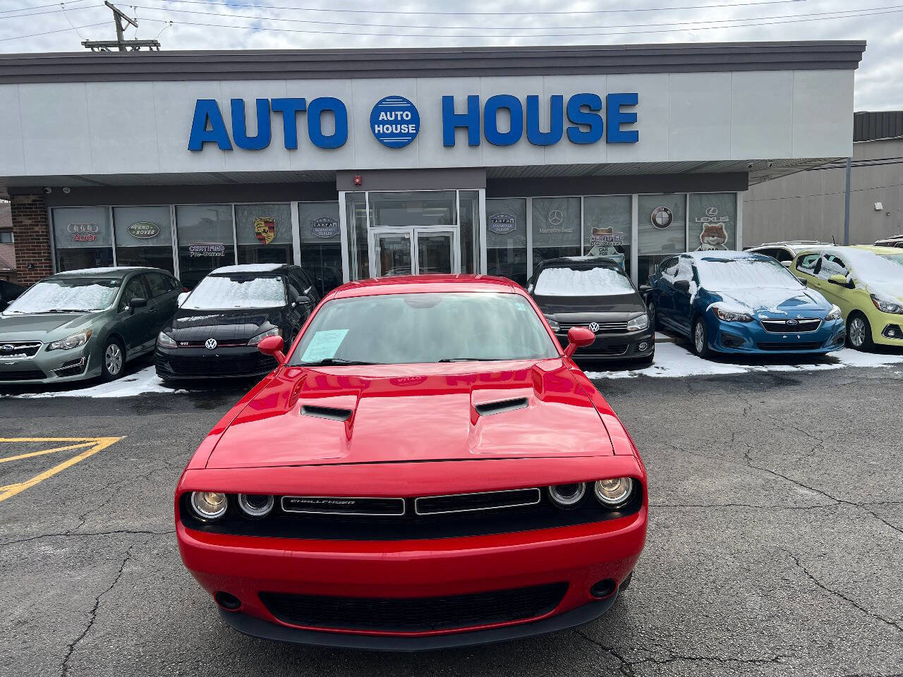 Used 2015 Dodge Challenger SXT image 2