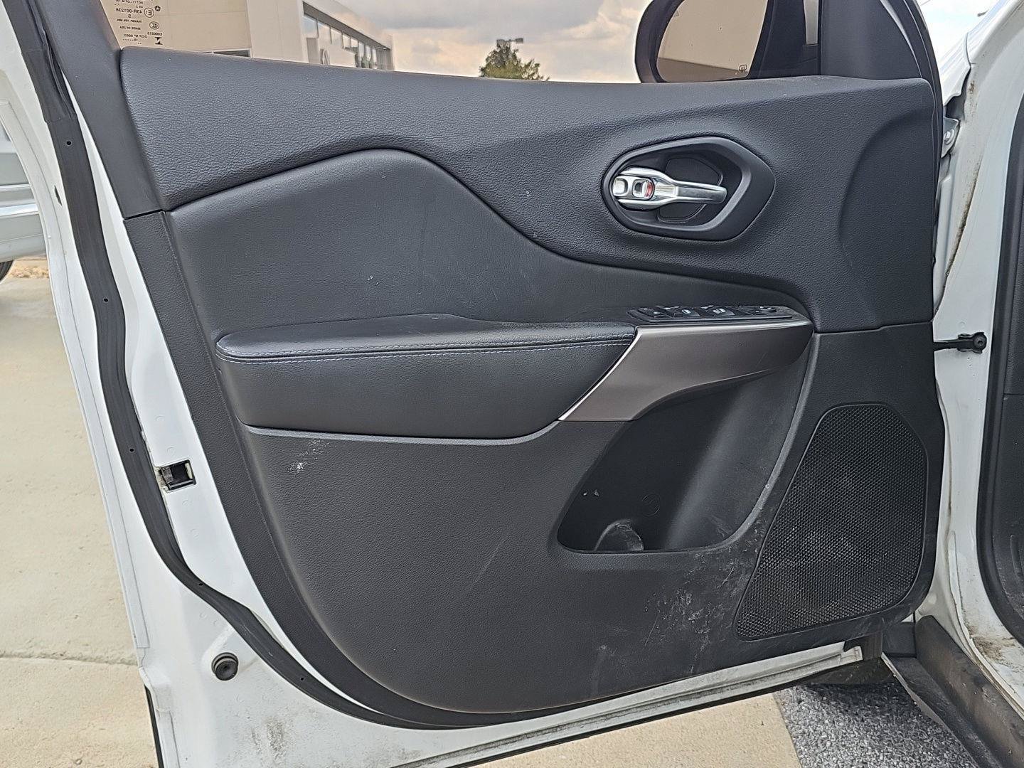 Used 2019 Jeep Cherokee Latitude Plus w/ Comfort/Convenience Group AWD/4WD image 19