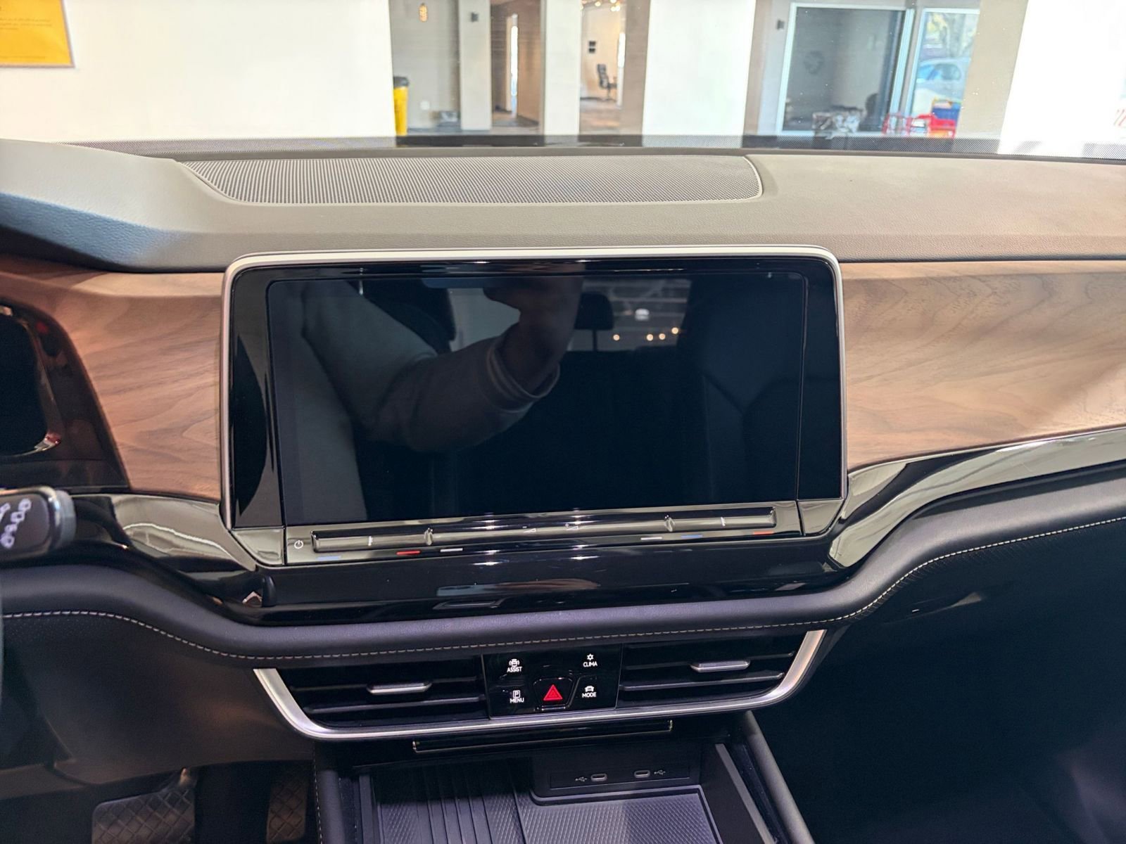 Used 2025 Volkswagen Atlas SE image 18