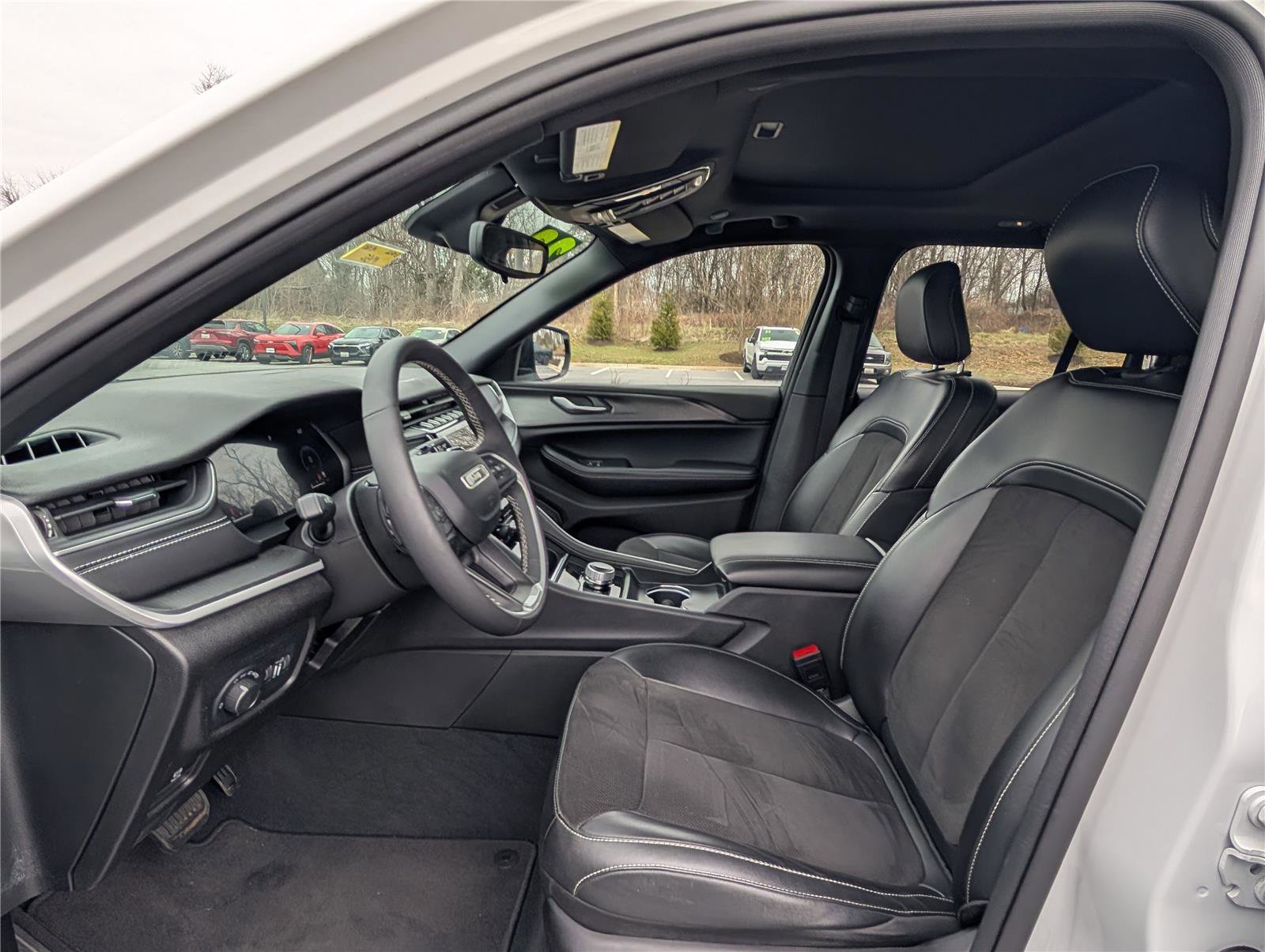 Used 2023 Jeep Grand Cherokee Altitude image 14