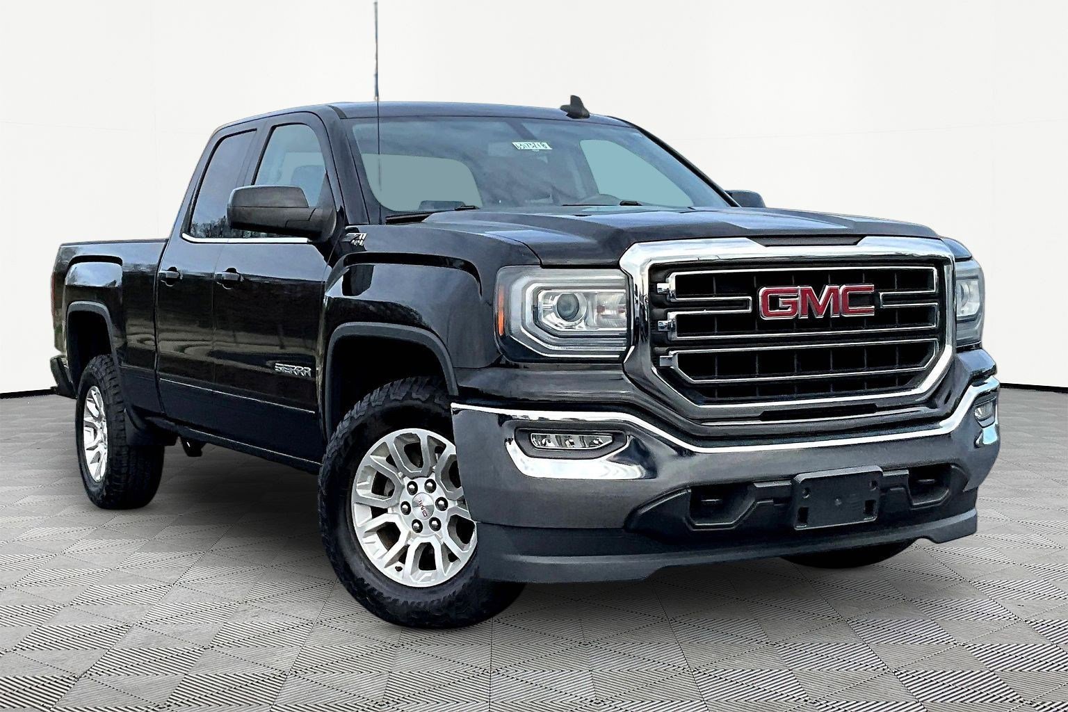 Used 2019 GMC Sierra 1500 SLE w/ SLE Value Package image 3