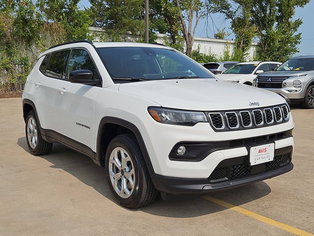 Used 2025 Jeep Compass Latitude w/ Sun & Sound Group AWD/4WD image 3