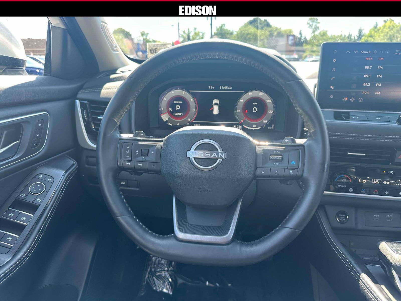 Used 2025 Nissan Rogue Platinum w/ Platinum Premium Package AWD/4WD image 13