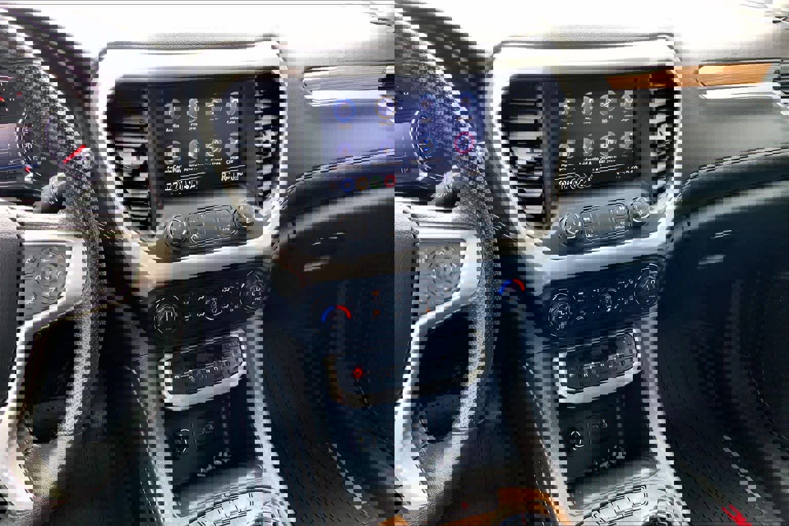 Used 2021 GMC Acadia SLE w/ Driver Convenience Package FWD image 7