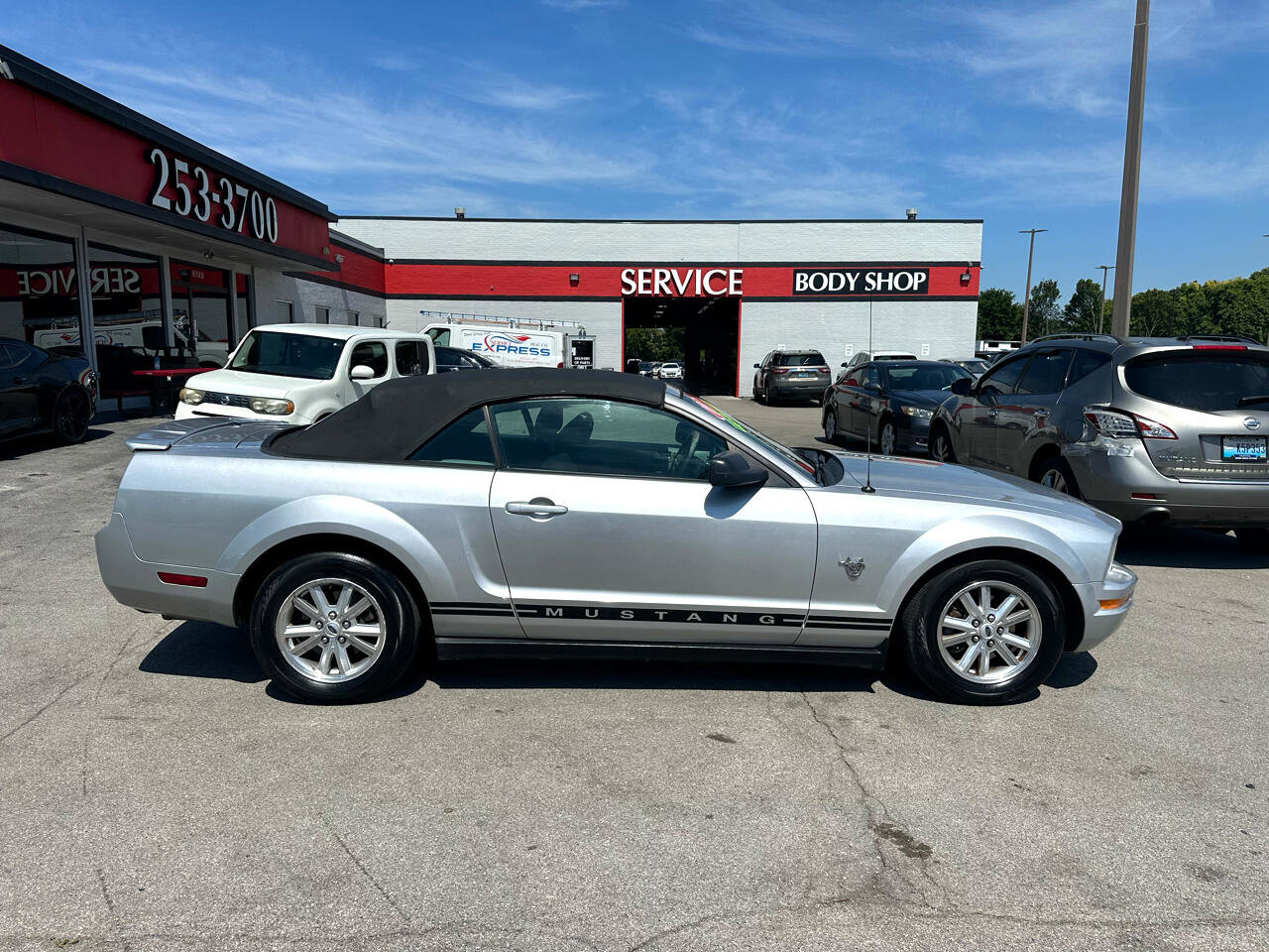 Used 2009 Ford Mustang Convertible image 2