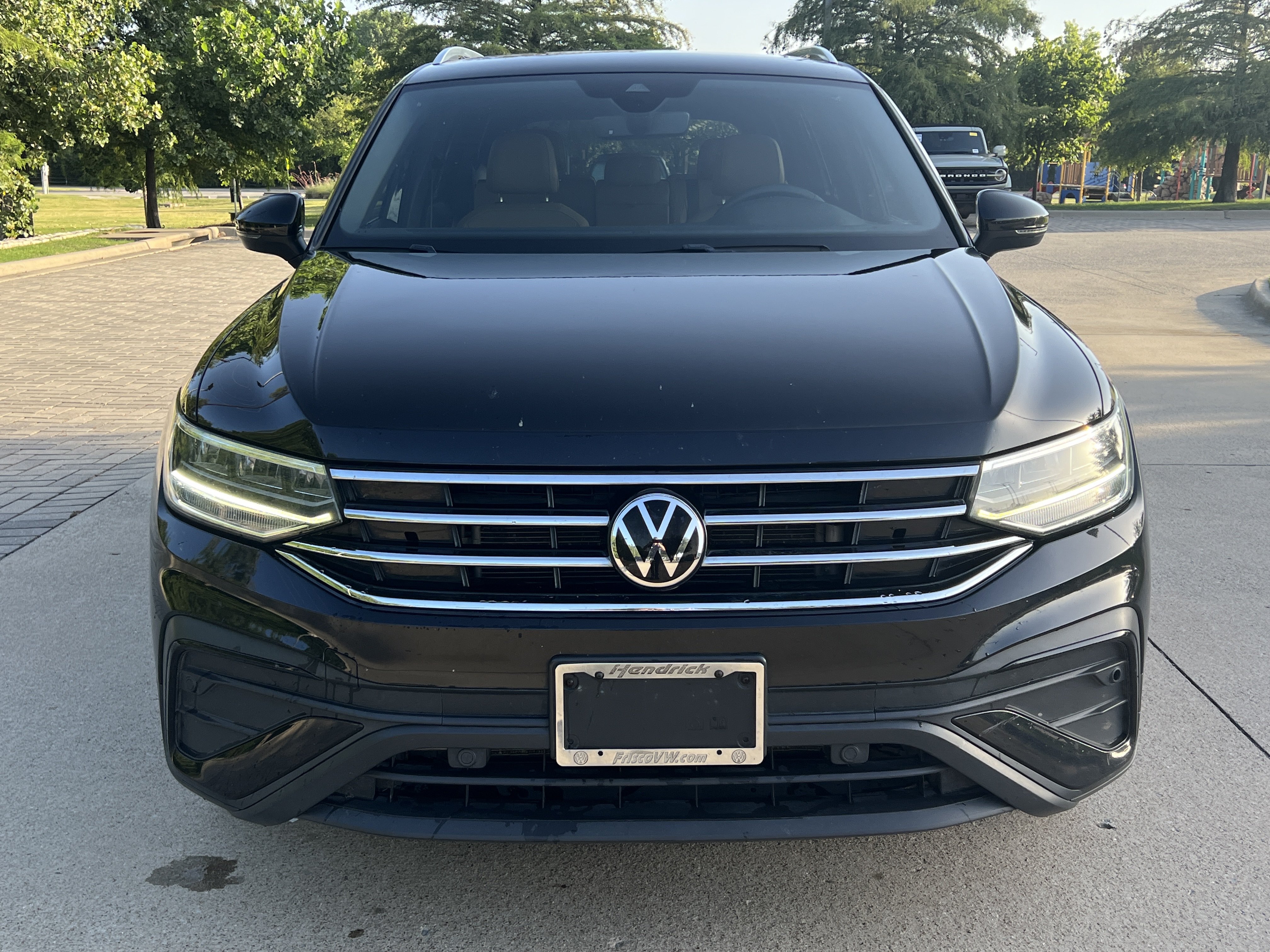 Certified 2023 Volkswagen Tiguan SE w/ Panoramic Sunroof Package FWD image 3