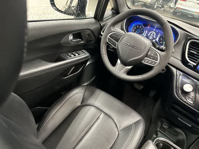 Used 2025 Chrysler Pacifica Select FWD image 12