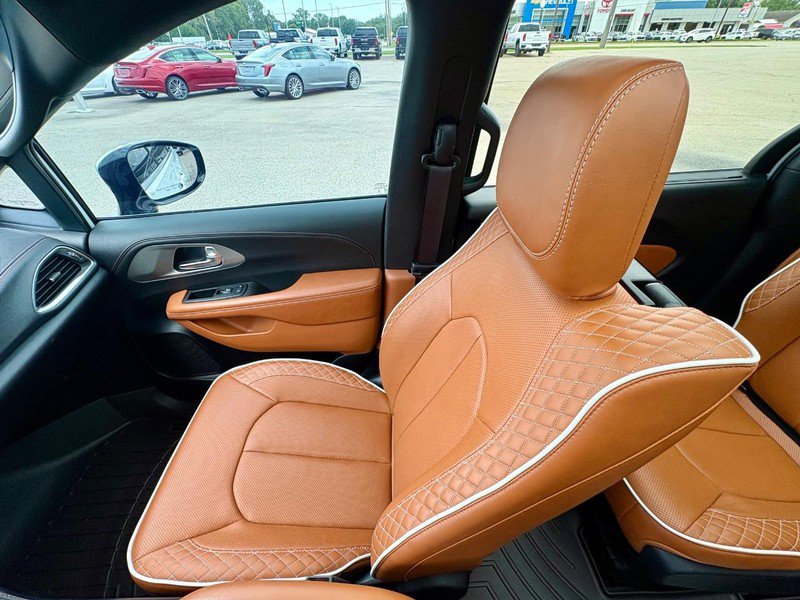Used 2025 Chrysler Pacifica Pinnacle FWD image 17