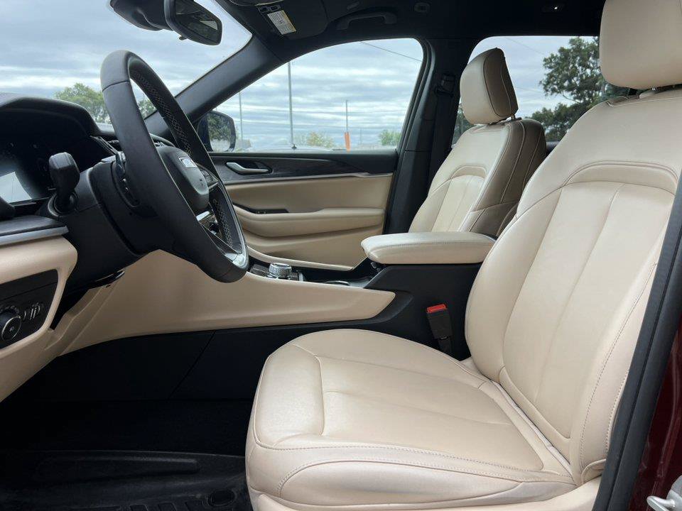 Used 2023 Jeep Grand Cherokee L Limited AWD/4WD image 3